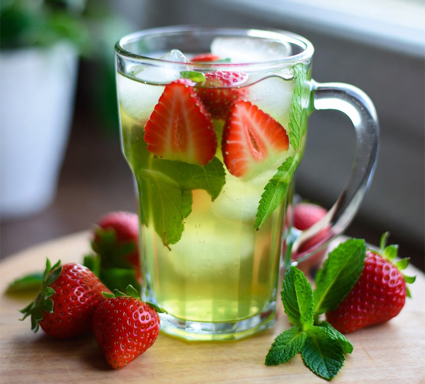 Mrożona herbata Sencha Strawberry Leo Tea z truskawkami i miętą